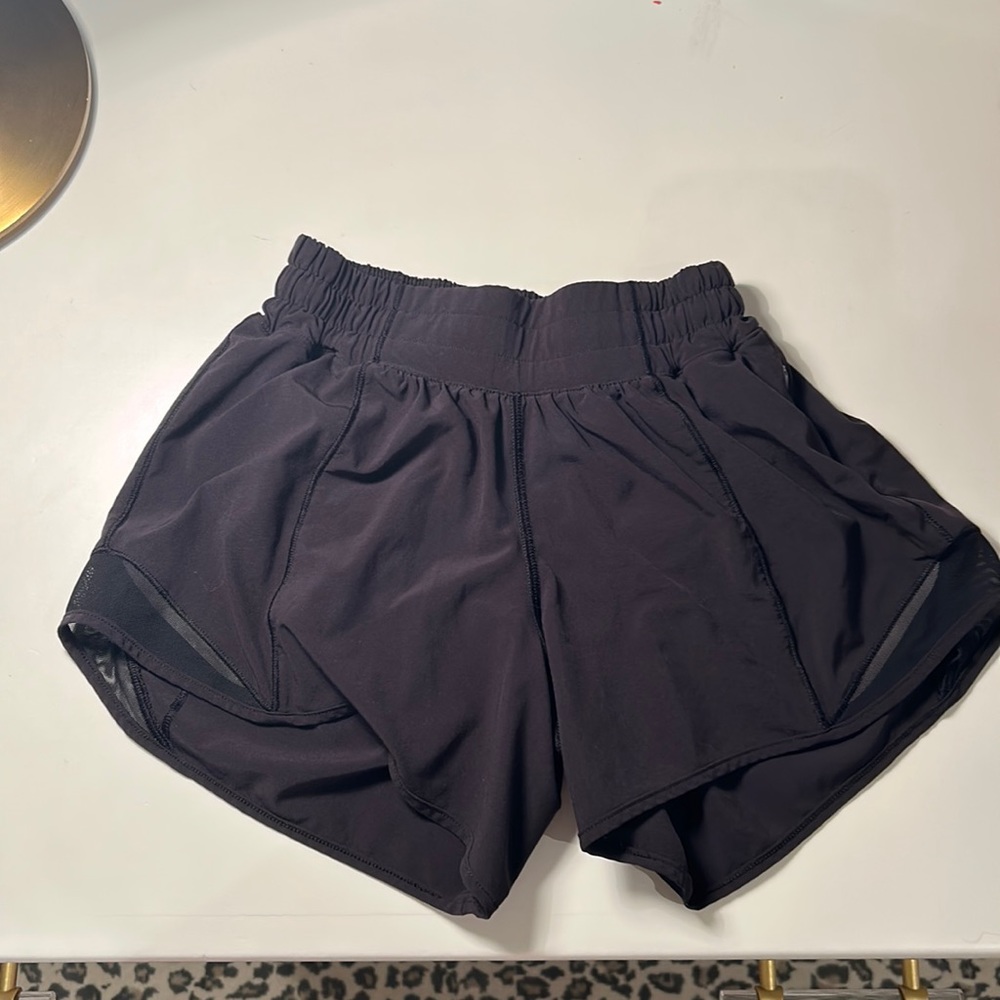 Lululemon low rise lined short 4 inch Hotty Hot